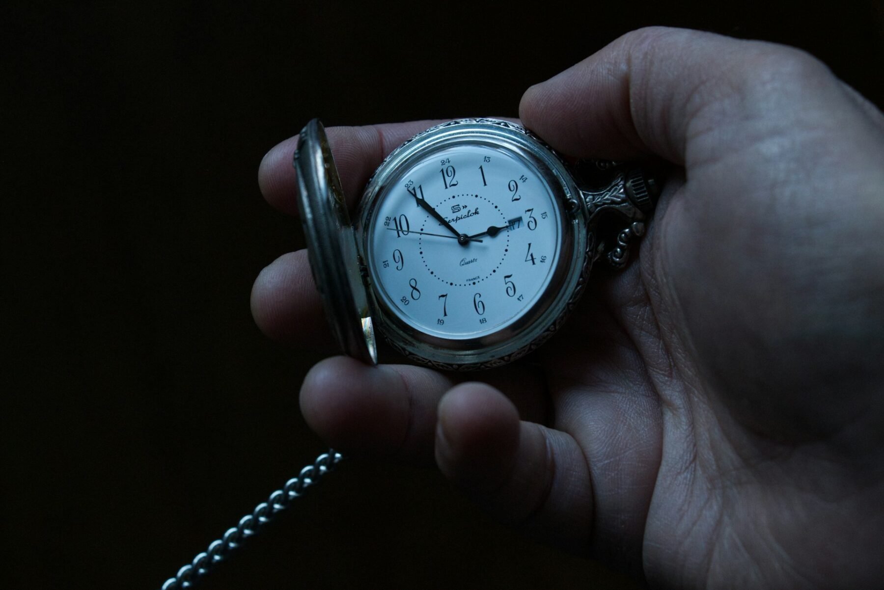 El significado de que una persona siempre sea impuntual, según los psicólogos