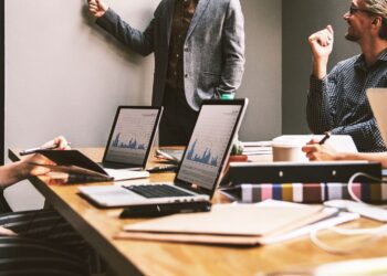 Expertos en Harvard recomiendan no opinar de todo, por qué no deberíamos compartir todas nuestras opiniones, qué hacer si nos piden una opinión, consejo de Harvard para mejorar si nos pregutan, cómo avanzar en el trabajo.