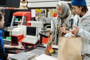 Si hablas con los cajeros del supermercado tienes estos rasgos: lo dicen los psicólogos
