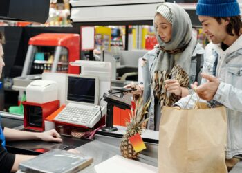 Si hablas con los cajeros del supermercado tienes estos rasgos: lo dicen los psicólogos