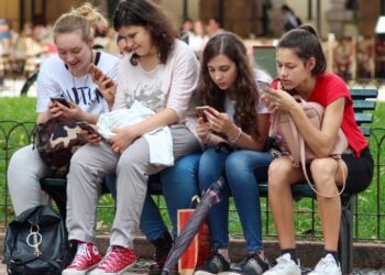 Estudio sobre el bienestar mental en jóvenes, hábitos mentales, estudio psicológico sobre salud mental de los jóvenes, dormir bien y bienestar mental.