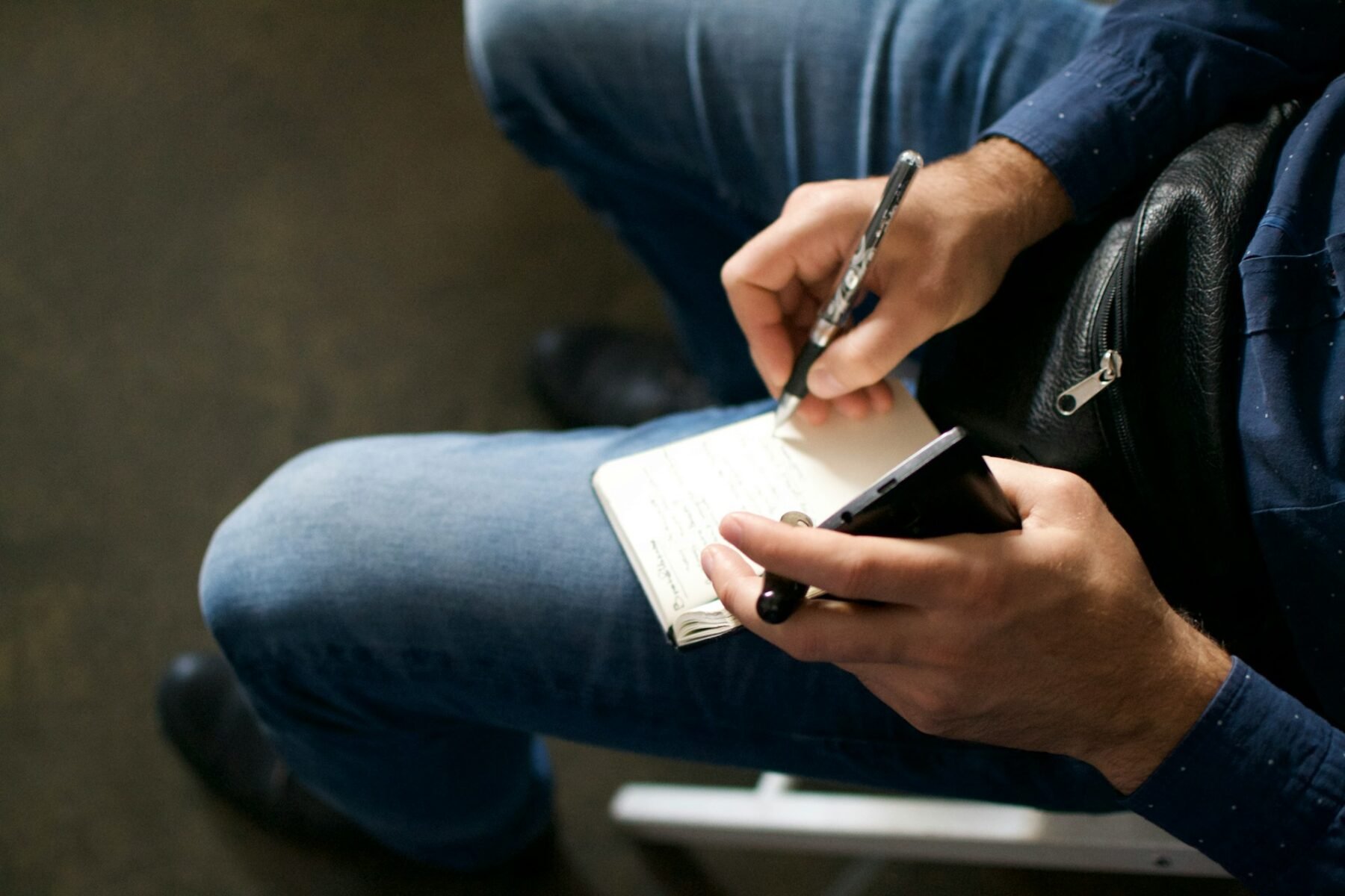 Las características de las personas que prefieren escribir a mano en vez de con ordenador, según la psicología