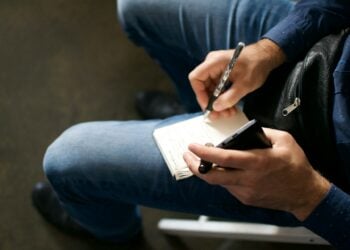 Las personas que apuntan la lista de la compra en papel y no en el móvil tienen estos rasgos según la psicología