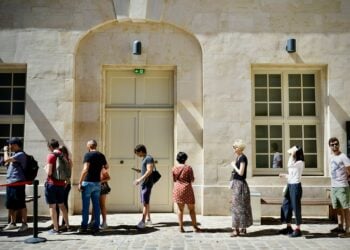 Si no soportas hacer cola en las tiendas la psicología dice esto de ti
