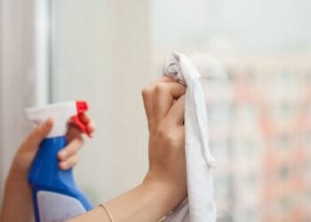 Este es el significado de que una persona limpie la casa constantemente, según la psicología