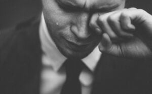 El significado de odiar a todo el mundo según la psicología