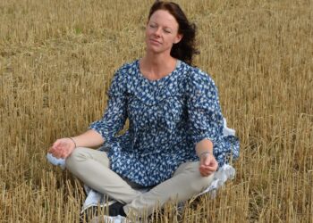 Mejor actividad para mejorar desarollo cognitivo en personas mayores, por qué es importante que los mayores de 65 años mediten, beneficios de la meditación en la tercera edad, beneficios de meditar para el cerebro, mejores actividades memoria a corto plazo jubilados.