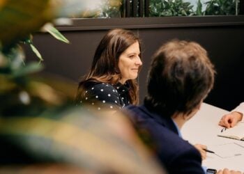 Cómo pedir un aumento de sueldo según los expertos en psicología, pedir un aumento de sueldo según los mejores en recursos humanos, trucos de recursos humanos para pedir un aumento salarial.