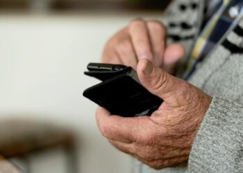 Consejo del gobierno de Estados Unidos para que los mayores de 65 años combatan la soledad, ventajas uso tecnología en tercera edad, redes sociales personas mayores de 65 años, jubilados y la soledad, cómo combatir la soledad en la tercera edad, tecnología y personas mayores.