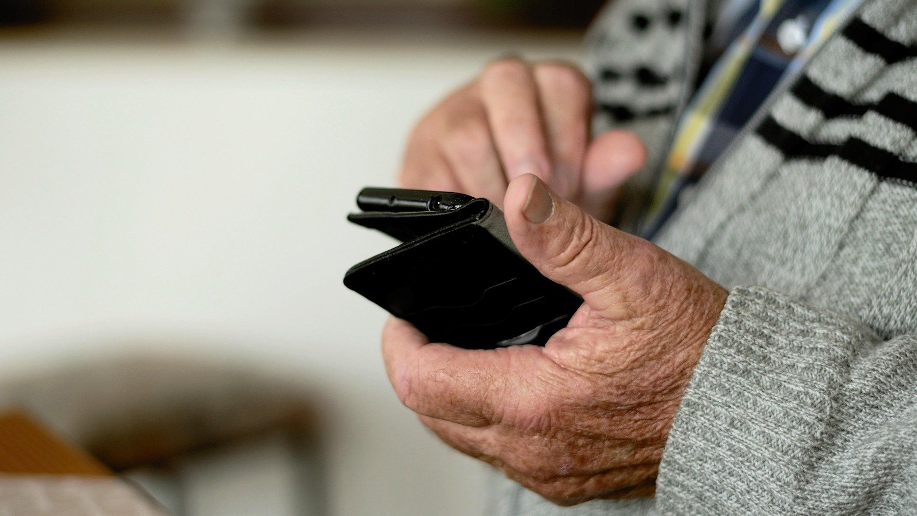 Consejo del gobierno de Estados Unidos para que los mayores de 65 años combatan la soledad, ventajas uso tecnología en tercera edad, redes sociales personas mayores de 65 años, jubilados y la soledad, cómo combatir la soledad en la tercera edad, tecnología y personas mayores.