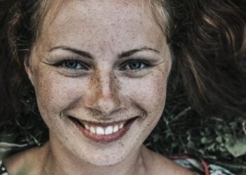 Mejor hábito diario para ser felices, hábitos diarios que aumentan la felicidad, consejos para ser más felices, truco psicológico para aumentar bienestar emocional, qué tienen en común las personas más alegres.