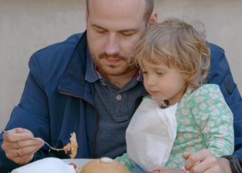 Frases de los hijos que demuestran que lo estáis haciendo bien como padres, pruebas de que eres un buen padre, qué hacer si tu hijo te pide comer en un restaurante, frases positivas de los hijos a los padres.