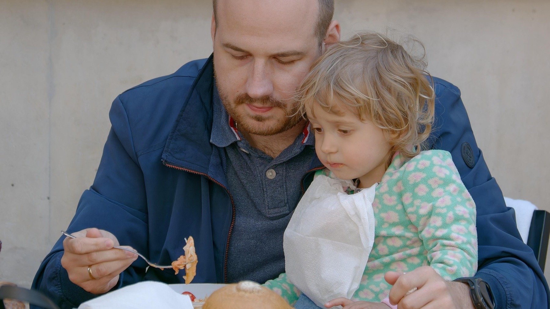 Frases de los hijos que demuestran que lo estáis haciendo bien como padres, pruebas de que eres un buen padre, qué hacer si tu hijo te pide comer en un restaurante, frases positivas de los hijos a los padres.