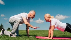 No es broma: si eres capaz de hacer este test físico, tu cuerpo está envejeciendo mejor que el promedio