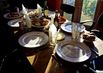 Qué significa que una persona recoja la mesa nada más terminar de comer, según los psicólogos