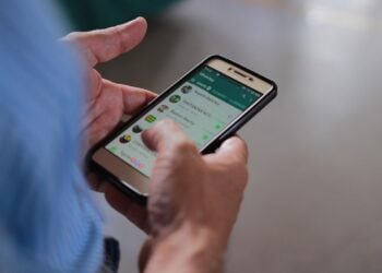 Significado psicológico de no contestar a los grupo de WhatsApp, psicología de no contestar WhatsApp, estado de ánimo y móvil, problemas móvil en el trabajo, consejos psicóloga sobre WhatsApp.