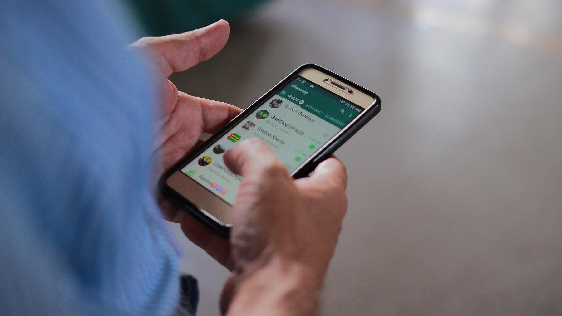 Significado psicológico de no contestar a los grupo de WhatsApp, psicología de no contestar WhatsApp, estado de ánimo y móvil, problemas móvil en el trabajo, consejos psicóloga sobre WhatsApp.