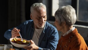 La fruta está bien, pero la ciencia avala estos 6 pequeños ajustes en la dieta de los mayores de 60 años