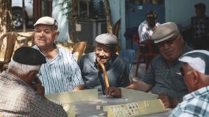 Un abuelo de más de 80 años: “Antes nos divertíamos con nada, hoy los jóvenes lo tienen todo pero son infelices”