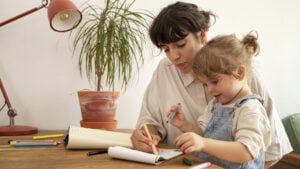 La frase de 5 palabras que está limitando la capacidad de aprendizaje de tu hijo y usas más de lo que crees