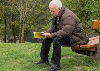 Por qué las personas mayores son más desconfiadas según la psicología, desconfianza en la tercera edad, trastornos tercera edad, vejez y falta de autoestima, personas mayores e inseguridades psicológicas.