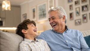 La actividad sin pantallas que los expertos recomiendan a los mayores de 60 años para dar ejemplo a los nietos