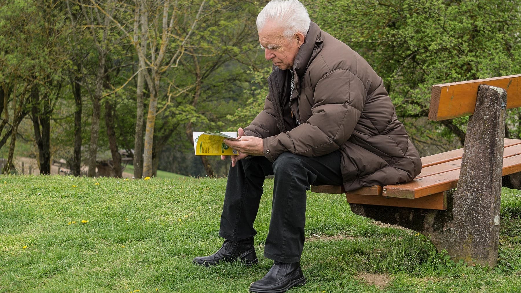 Por qué las personas mayores son más desconfiadas según la psicología, desconfianza en la tercera edad, trastornos tercera edad, vejez y falta de autoestima, personas mayores e inseguridades psicológicas.