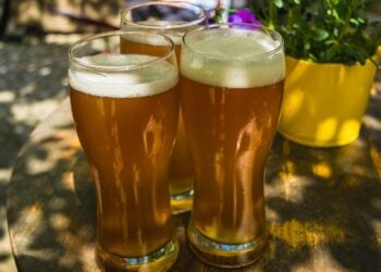 La costumbre común de cualquier español, influencer sobre los españoles, qué características comunes tenemos en España, influencer sobre España, beber cerveza por la mañana para los españoles, horarios de los españoles.