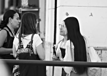 El significado de que alguien hable muy deprisa según los psicólogos