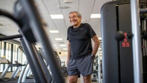 Ni pesas ni bandas de resistencia: el mejor ejercicio para que los mayores de 60 años ganen músculo sin impacto