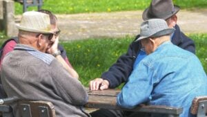 Ni pasear ni meditar: los científicos afirman que esta bonita costumbre mejora el ánimo de los mayores de 65 años