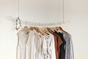 Si siempre dejas la ropa encima de la silla tienes estos rasgos, según la psicología