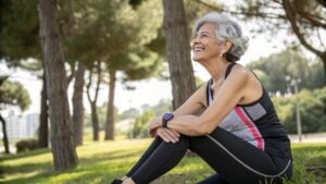 Entreno a personas mayores de 60 años, y estos son los 7 ejercicios clave para mejorar equilibrio y movilidad