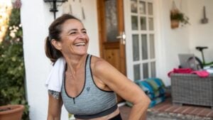 Todas salen a andar, pero un entrenador personal recomienda hacer este sencillo ejercicio a las mujeres de 50 años