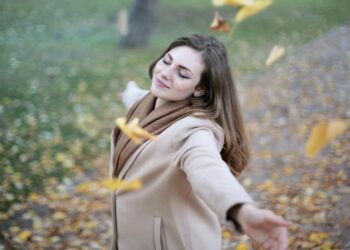 Mujer sonriendo, sonrisa, felicidad