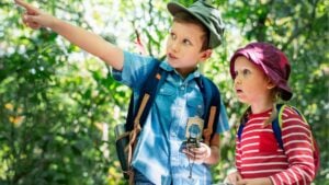 Olvídate del móvil: la actividad al aire libre que los expertos recomiendan para niños de hasta 12 años