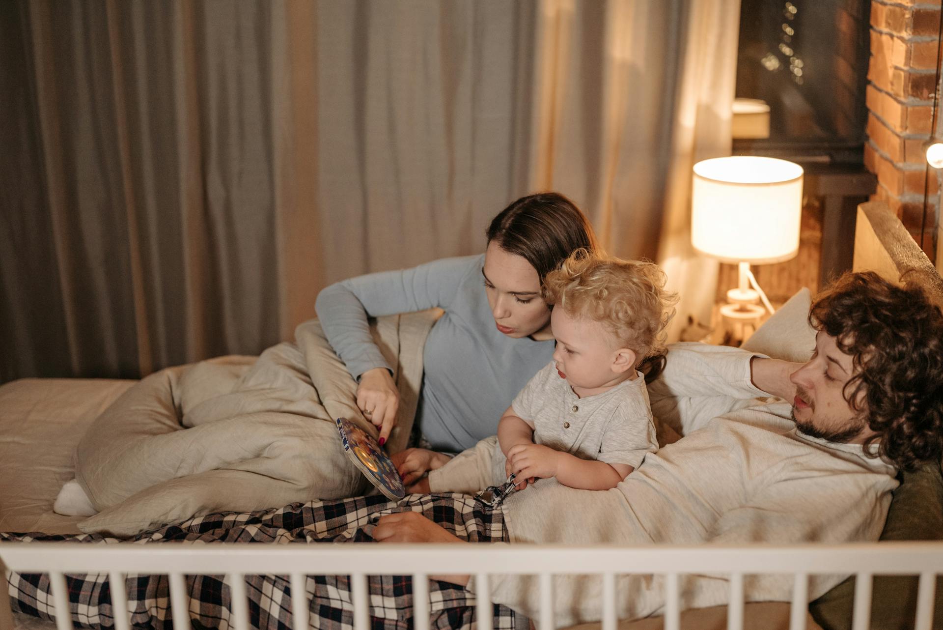padres durmiendo ninos2