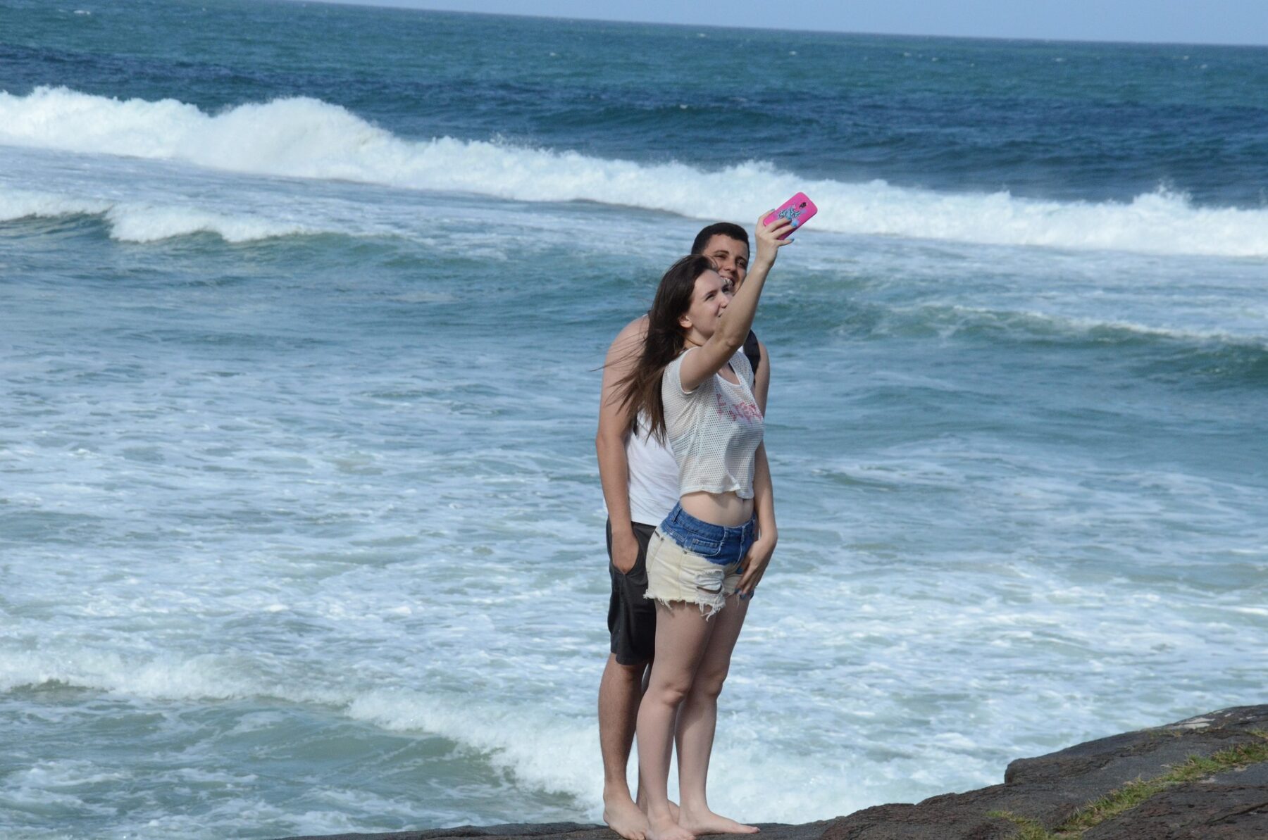 El significado de colgar fotos de tus vacaciones en redes sociales, según la psicología