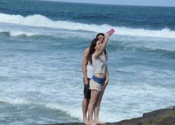 El significado de colgar fotos de tus vacaciones en redes sociales, según la psicología