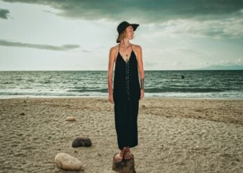 El significado de que una persona siempre vista con ropa negra, según la psicología