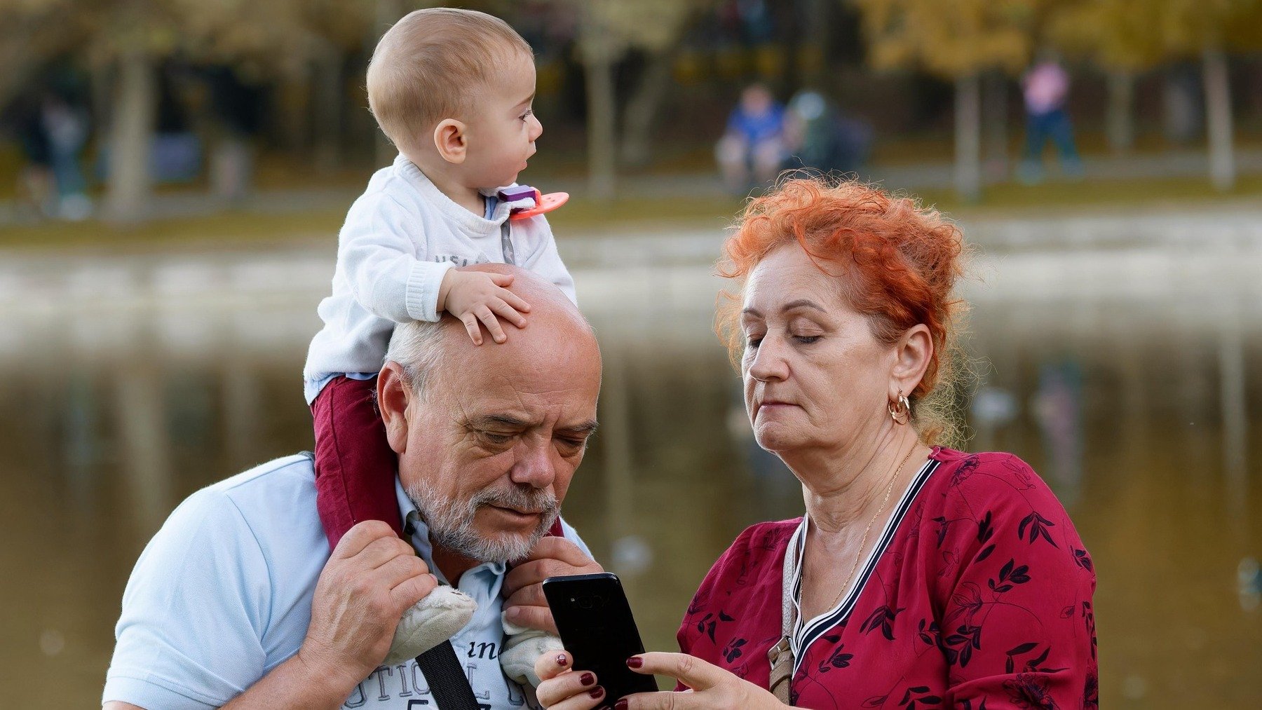 Cómo conseguir que tu hijo pase menos tiempo delante de las pantallas, por qué los abuelos influyen en la cantidad de horas en la pantalla que pasa el niño, colaboración entre padres y abuelos en la educación de los hijos, relación entre nietos y abuelos.