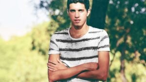 ¿Qué significa el gesto de entrelazar las manos al hablar con alguien, según la psicología?