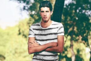 Esto es lo que dice la psicología de ti si siempre cruzas los brazos cuando hablas con alguien