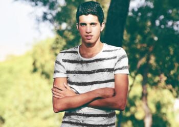 Esto es lo que dice la psicología de ti si siempre cruzas los brazos cuando hablas con alguien