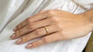 Las personas que llevan un anillo en el dedo anular tienen estos rasgos de personalidad comunes, según la psicología