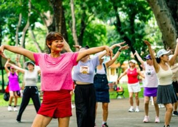 Salir a andar está bien, pero estos 5 ejercicios son mejores para los mayores de 65 años: previenen caídas