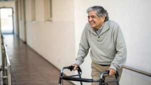 El gimnasio está bien, pero hay un ejercicio de fuerza mejor para los mayores de 65 años que usen andadores