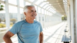 Los mayores de 65 también pueden hacer pesas: deberían comenzar por este ejercicio, según los expertos