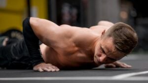 Ni cardio ni pesas: el ejercicio de toda la vida que sirve para quemar la grasa abdominal después de Navidad