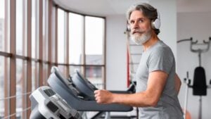 Este ejercicio cubre 150 minutos de cardio a la semana, y un experto dice que es el secreto de la longevidad